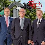 V.l.n.r.: Martin Lehner (Wacker Neuson, CTO), Cem Peksaglam (Wacker Neuson, CEO), Christoph Wigger (John Deere, Geschäftsführer), Foto: Wacker Neuson SE