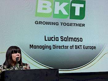 Die Jury wird nicht bezahlt, aber natürlich kostet so eine Preisverleihung Geld. Das stammt vom Sponsor BKT, vertreten durch Lucia Salmaso.