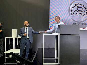 Ein bisschen wie bei der Oscar-Verleihung: Chairman Fabio Zammaretti übergibt den Umschlag mit dem Gewinner an Bas van Hattum