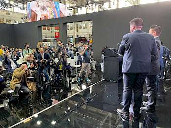 Der Presserummel bei der Preisverleihung ist sehr hoch