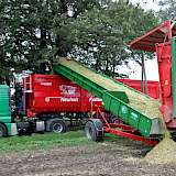 Das Lohnunternehmen von Klaus Schmiemann war einer der ersten Testbetriebe, die den 50 m³ Rollbandwagen-Auflieger „Sattel-Bandit“ vom Hersteller Krampe in der Maisernte 2010 im Einsatz hatten. Auf den Transport-Lkw übergeladen wurde der Mais mittels seines speziellen Förderbandes. Eingesetzt hat Klaus Schmiemann den neuen Auflieger aber vor allem für die Komposttransporte.
