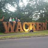 Anfang August startet das Wacken Open Air Festival im Nachbardorf, wo wir immer hingehen.