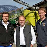 Sie haben die Gülleseparation auf Herz und Nieren getestet (v.l.n.r.): Alfons Huber jun. und sen. sowie Mitarbeiter Christoph Li-nortner (Maschinenbauingenieur und Werkstattleiter bei LU Huber).