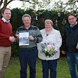 Kay Rathjen (Samson Agro) übergibt den Gutschein an die glücklichen Gewinner, Bernhard Hemel und seine Frau. Daneben Dietmar Paus, Niederlassungsleiter und zuständiger Verkäufer Agravis Technik Saltenbrock in Salzkotten.