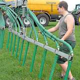 Dank der elektronischen Steuerung lassen sich Teilbreiten abschalten, sodass Fahrgassen sowohl mit 27 als auch mit 30 m Abstand nutzbar sind.