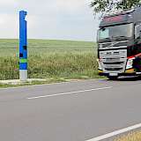 Kein Blitzer, sondern eine Kontrollsäule für die Maut auf Bundesstraßen. Seit 1. Juli 2018 sind die Geräte „scharf gestellt“ und die Maut ist fällig. (Foto: Vaupel)