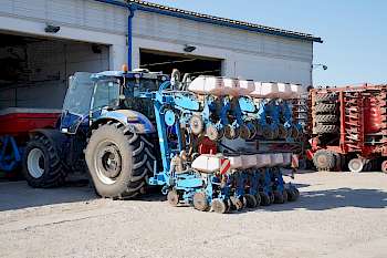Schlagkraft beim Säen: Die Größe der Flächen im südlichen Mecklenburg-Vorpommern erfordert leistungsstarke Technik.
