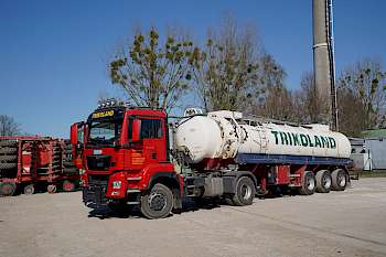 Die wirtschaftlichere Wahl: Aufgrund der der langen Transportdistanzen setzt LU Rüsch auf den Lkw als Zugfahrzeug.