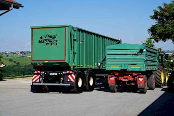 Deutliche Unterschiede: An der Waage zeigen sich die Vorteile des AgroTruck gegenüber dem Schleppergespann.