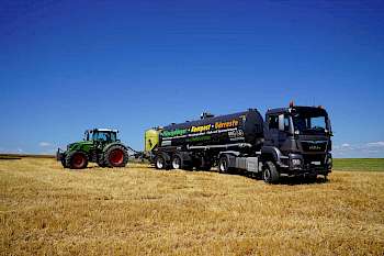 Perfekte Arbeitsteilung: Der Transport erfolgt per AgroTruck, die Einarbeitung der Gülle übernimmt ein Schleppergespann.