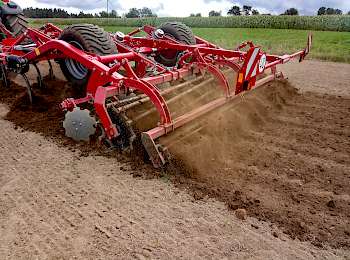 Für die reduzierte Bodenbearbeitung und direkte Rückverfestigung hat die Agrarservice Hägler & Rodestock GmbH & Co. KG ihren 4 m Flügelschargrubber von Horsch mit einer speziellen hydraulisch verstellbaren Andruckwalze ausgestattet. Foto: Hägler