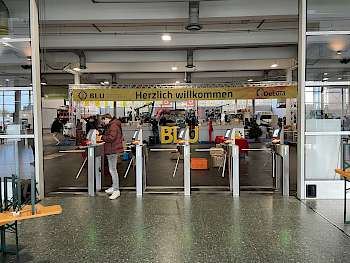Der Eingangsbereich und gleich dahinter der Stand des BLU in Halle 4.
