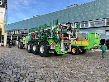 Warten auf die Einfahrt in die Halle 5.