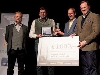 Ein Gewinnerpokal ging nach Oberbayern, genauer gesagt an LU Rainer Wagner (2.v.l.) aus Altmannstein. Seinen Gewinn überreichten Bernard Krone (r.), BLU-Präsident Rainer Strompen (2.v.r.) und LOHNUNTERNEHMEN-Chefredakteur Jens Noordhof. (Foto: Lützen)