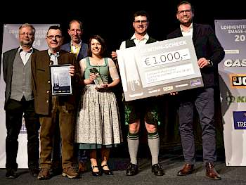 Noch ein Gewinnerteam aus Bayern: LU Franz Seidel jun. (2.v.r.) mit seiner Freundin Franziska Erhard und Vater Franz Seidel sen. (2.v.l.) freuten sich über Gratulation und Auszeichnung durch Sponsor Marc-Peter Bormann (r., Geschäftsführer CNH Deutschland). (Foto: Lützen)
