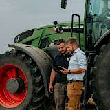 Gespräch vor Traktor