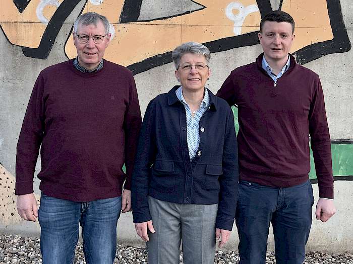 Hermann Josef, Ulrike und Hermann Benning vor Biogasanlage