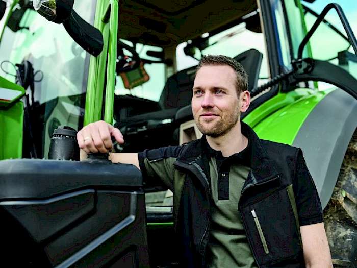 Mann vor Traktor