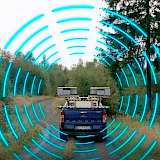 Messfahrzeug auf Waldweg